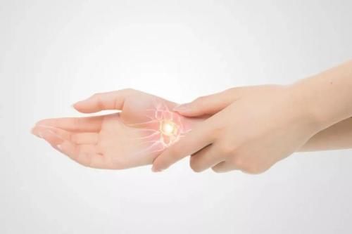 新手妈妈|提重物、抱孩子,手腕疼痛难忍?警惕,小心已患上“妈妈手”!