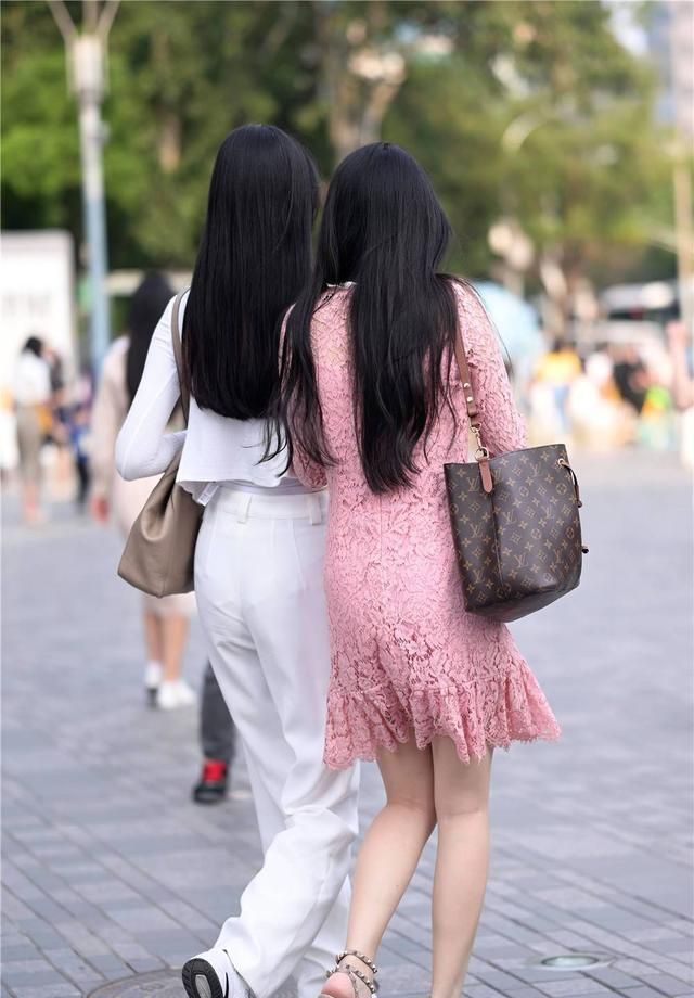 铆钉|尖头细跟铆钉凉鞋，身材和服装不同，呈现出不同的时尚味道