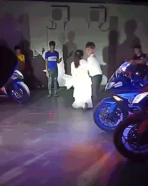 |搞笑GIF:一转身美美哒