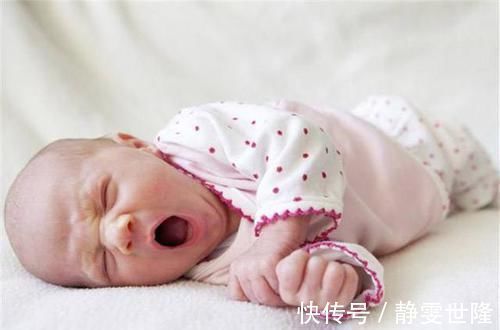 被子|1岁宝宝睡觉“姿势”火了,掀开被子的一瞬间,网友:天外飞仙?