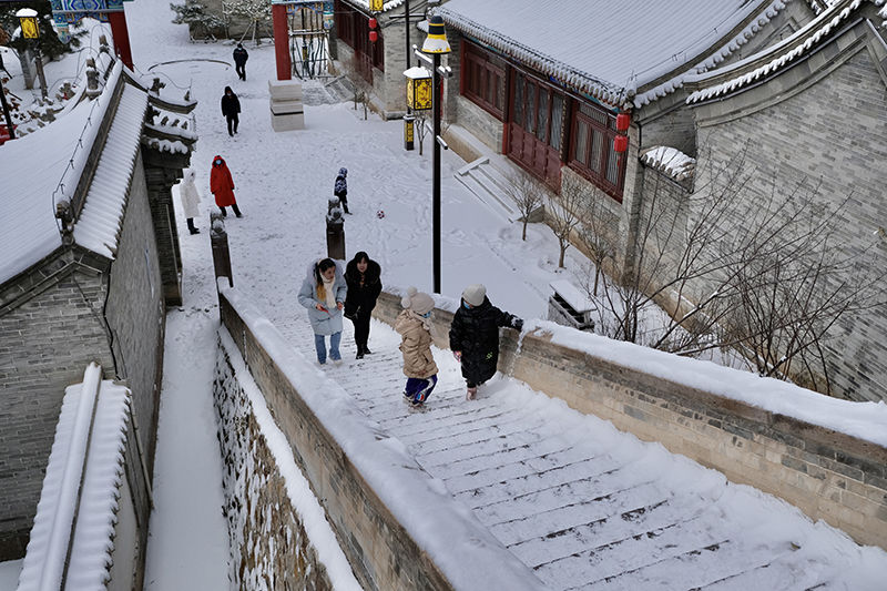 张家口市|河北张家口：雪后大境门银装素裹 市民争相打卡