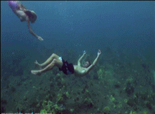 |幽默笑话:酱油和醋打架了,引来了一群围观者