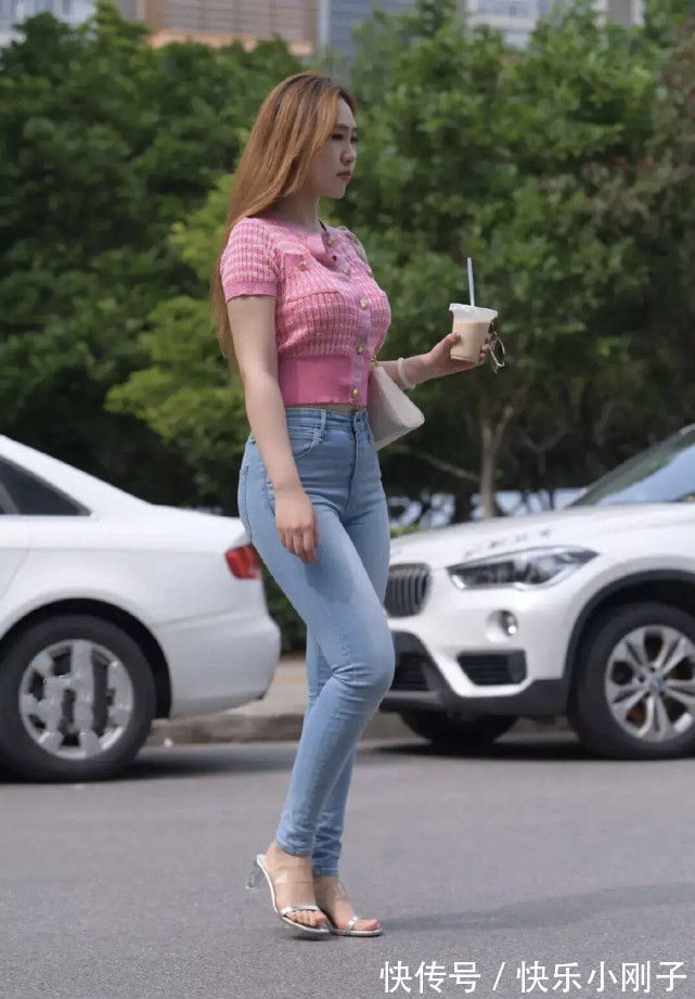 时尚型|牛仔裤不建议单穿,采用这3种搭配,优雅大方胜过同龄人!