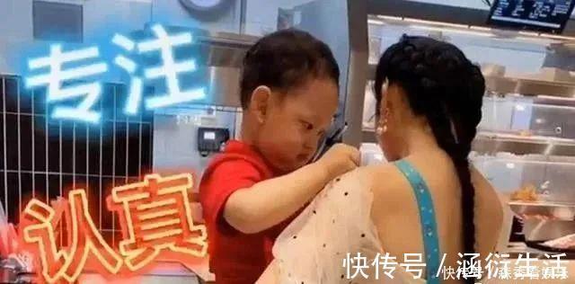 保守娃|“露背装”妈妈抱“保守娃”出门，宝宝不停扯妈妈衣服，让人笑翻