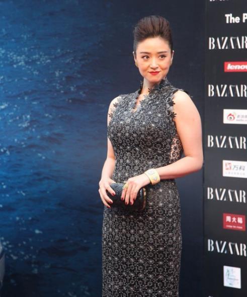 凹凸有致|时尚穿搭,凹凸有致、尽显成熟性感的女人味