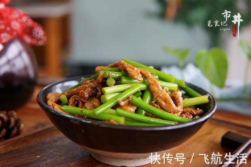 炒蒜苔,直接下锅炒就错了,多加一步,蒜苔翠绿不发黄,好吃入味