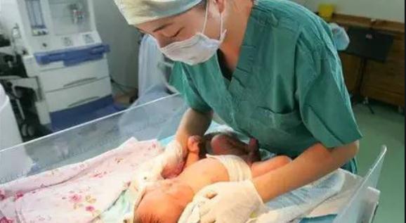 妈妈|产道这么狭窄胎儿是咋出来的?除了皮肤弹性,胎儿的努力令人动容