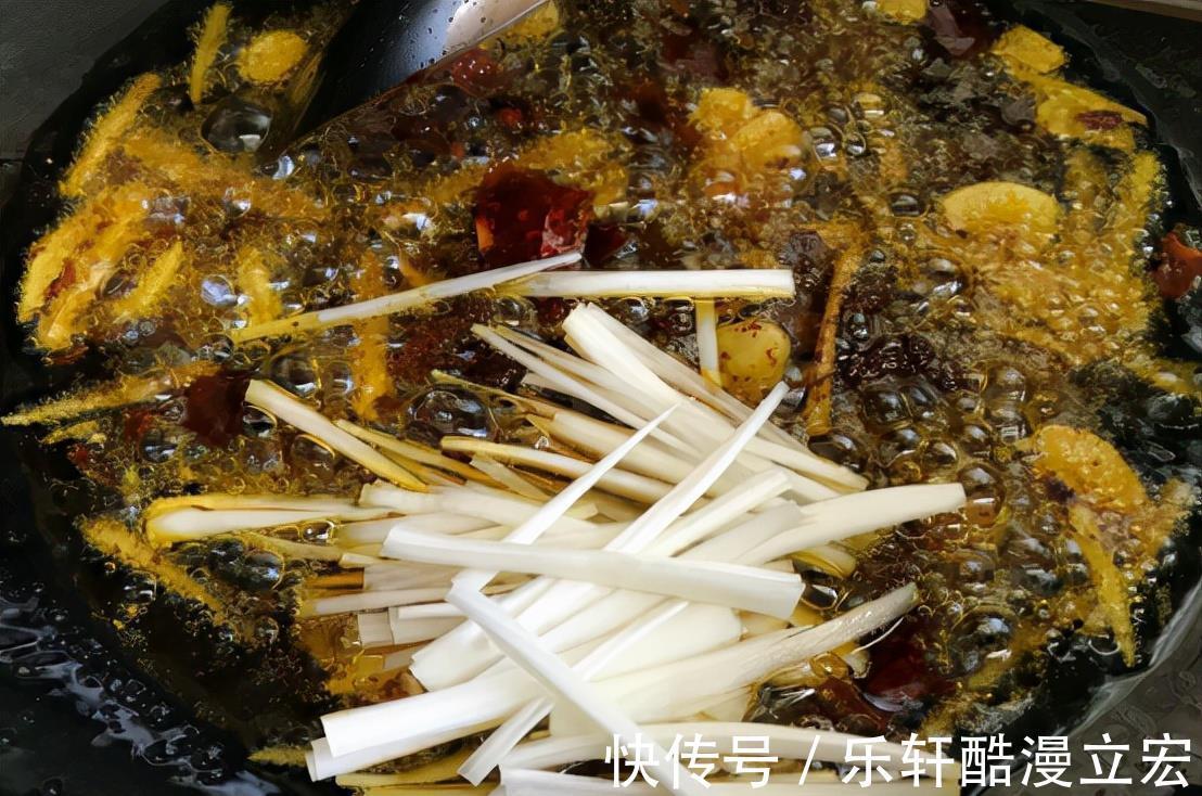 一道荤素结合的下饭菜,酸辣解馋,全家都喜欢吃