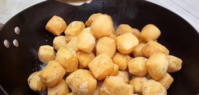 我家面粉就爱这样做,加4个鸡蛋,做法比麻花简单,比油条都好吃