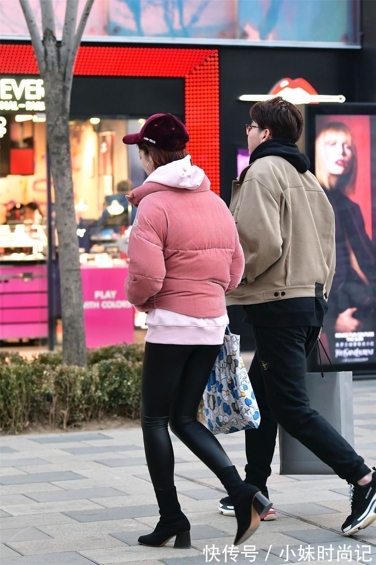 街拍 街拍:三位闺蜜一起逛街,搭配羽绒服,一定是一次热闹的逛街!
