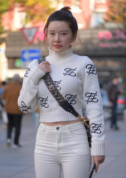 时尚的她真会打扮，白色系清新搭配，太美了！