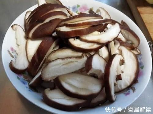 炒香菇时,到底要不要“焯水”,伙夫:这一步搞错,营养流失一半
