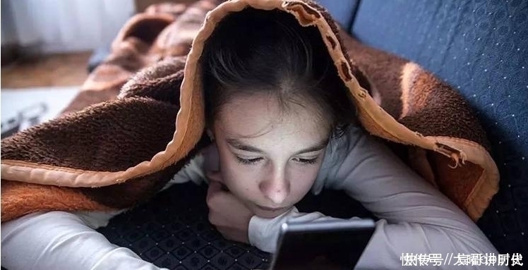 右脚|每天练背长命百岁,4个动作疏通背部经络,放松背部,缓解酸痛