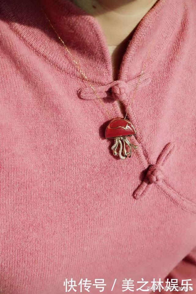 秋冬一款胸针胜过10件大牌珠宝,get胸针的佩戴方式!