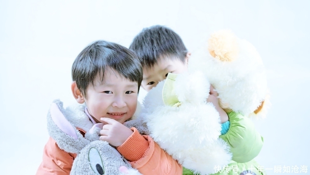 恶作剧|熊孩子用火龙果伪装自己，躺在“血泊”中，吓坏父母：差点完了