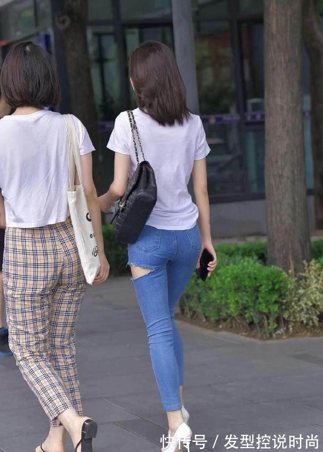 时尚 修身破洞牛仔裤搭白色T恤,彰显时尚大方简约之美!