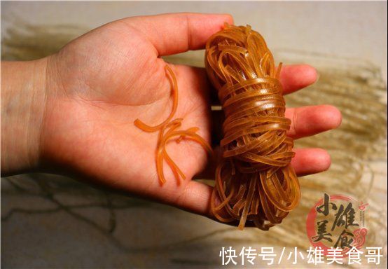 家里有粉条的，用打火机烧1分钟，出现此种情况快扔掉，别吃了