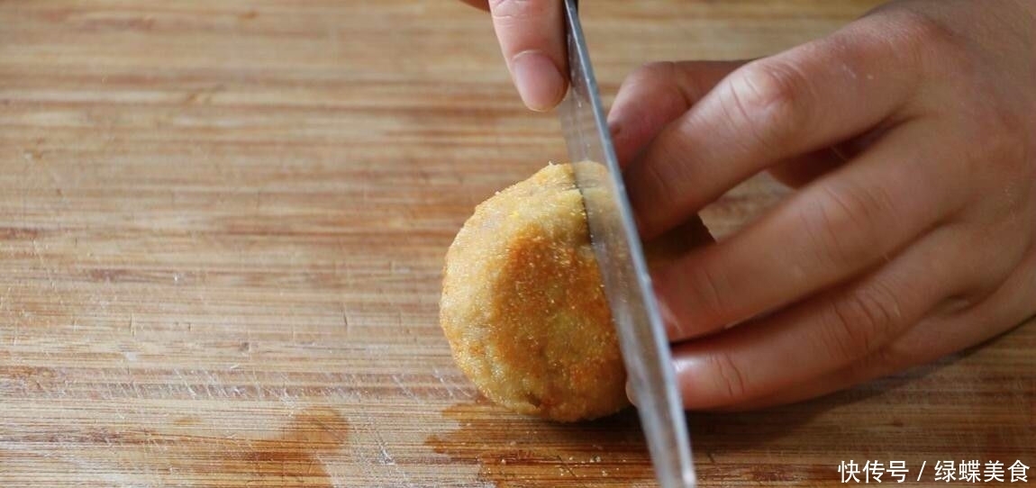 水煮蛋吃腻了,教你鸡蛋和猪肉的特色做法,外脆里嫩,里面流黄