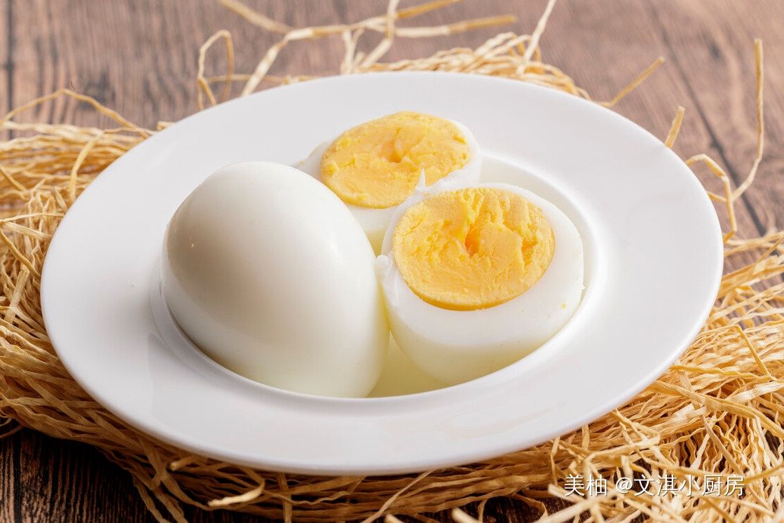 煮鸡蛋，不要只会用清水，多做1步，鸡蛋香嫩可口，蛋壳一碰就掉
