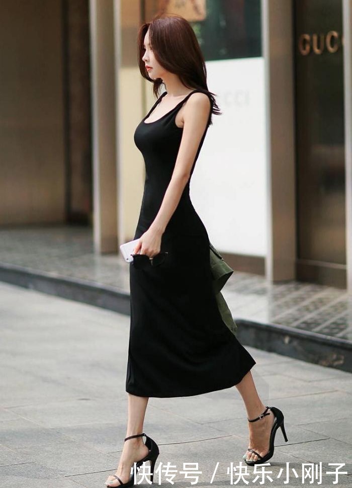 小姐姐身穿黑色吊带裙,修长的双腿,尽显完美身材