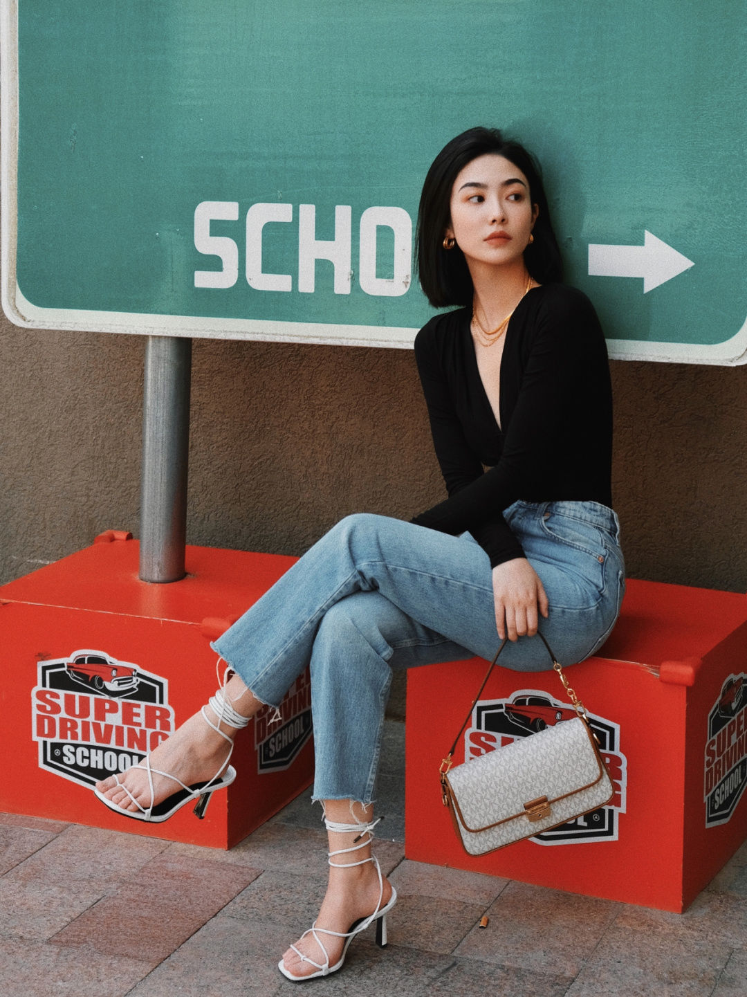 针织开衫|秋天，牛仔裤怎么穿才高级？和针织衫或背心搭配减龄洋气，超好看