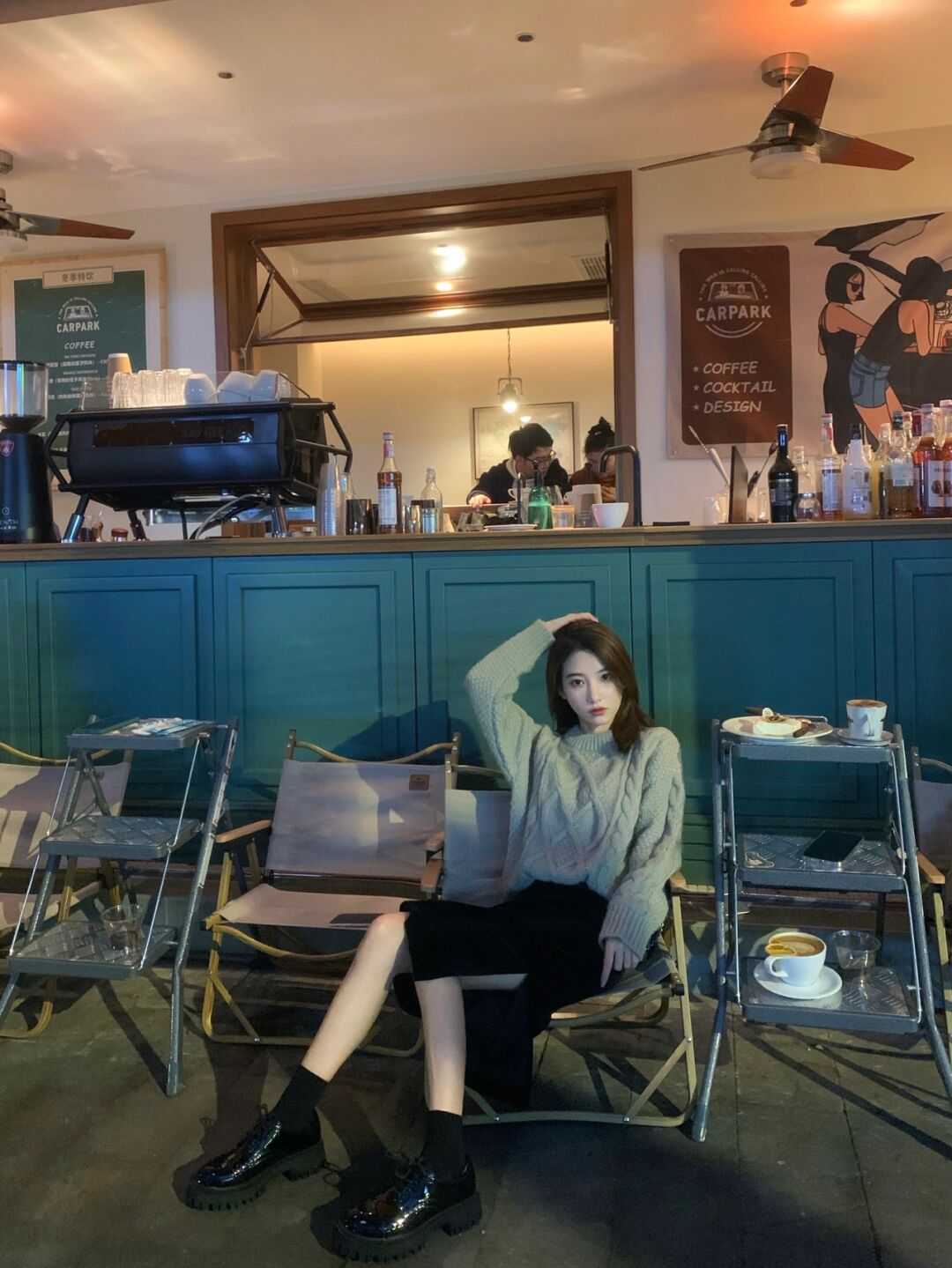 大长腿 毛衣+半身裙是真火!今年冬天这样穿,真的美到没朋友