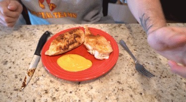 大鱼大肉|国外博主挑战“14天只吃鸡胸肉”,半个月后看到身材变化我傻眼了……