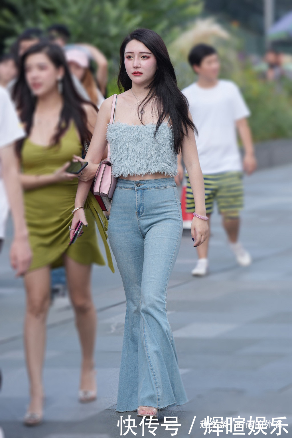 穿搭|牛仔喇叭裤时尚显气质,搭配个性吊带短衫,让造型显得靓丽又清爽