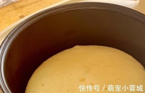 用电饭锅做蛋糕火了!不用分蛋不用发酵,分分钟搞定,比买的好吃