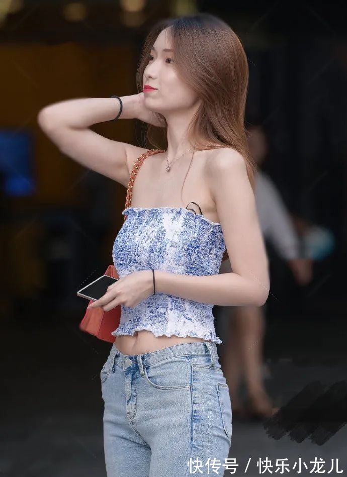 女神 灰色紧身牛仔裤配中分长发,真正的青花瓷女神,优雅又高级