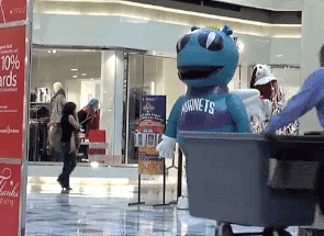 |搞笑GIF:哎呀!你给我点的这个香肠太大了,我吃不完!