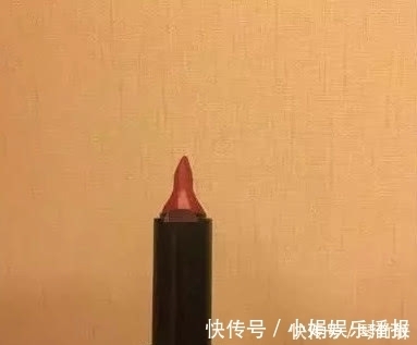 女生们|女生涂口红的习惯，取决于口红的形状，网友：全都是杰作