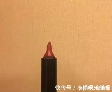 女生们|女生涂口红的习惯,取决于口红的形状,网友:全都是杰作