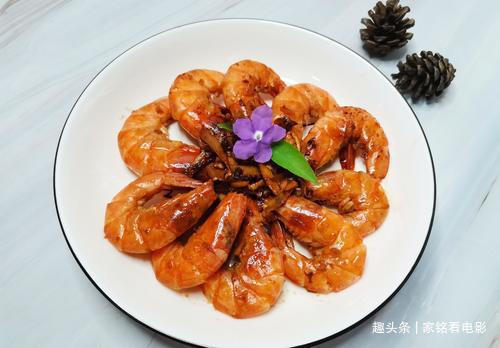油焖虾的家常做法,加蒜蓉焗一焗,又香又鲜,好吃到吮指