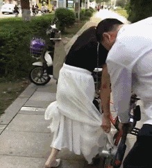 |搞笑GIF：老婆太厉害了 她说这样晾衣服干的比较快