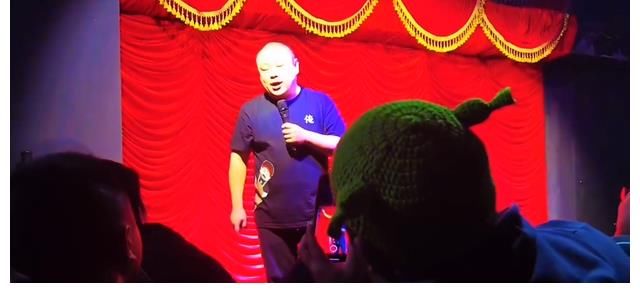 金岩演出被观众打了?非也!这是相声演员在讽刺脱口秀