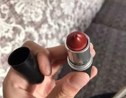 ehs|“女生的嘴长啥样?看看包里的口红被涂成什么奇形怪状了!”哈哈哈