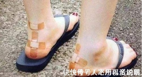 口红 “只有女生才懂的痛”:脱妆磨脚掉头发,口红沾杯连体裤上厕所!