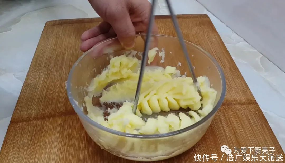 鸡蛋|土豆别再炒着吃了,撒1把葱花,比鸡蛋饼还香,出锅孩子都抢着吃