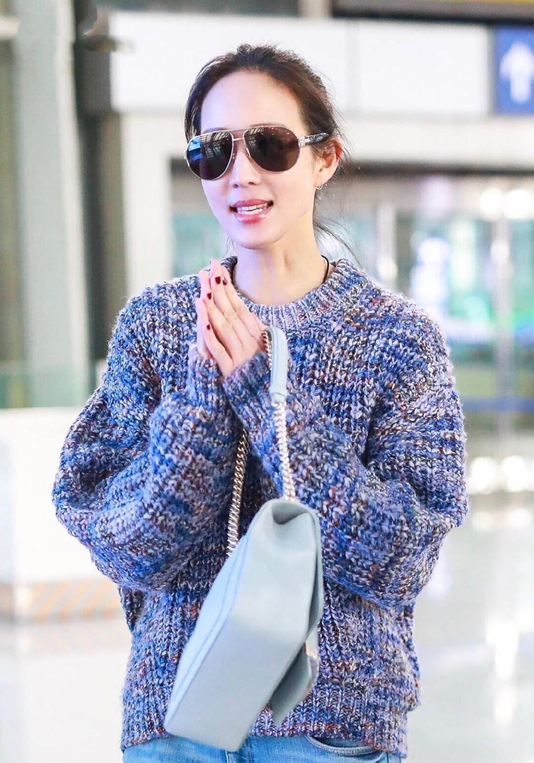 张钧甯穿搭低调,气质出众,圆领毛衣配牛仔裤休闲低调,活力十足