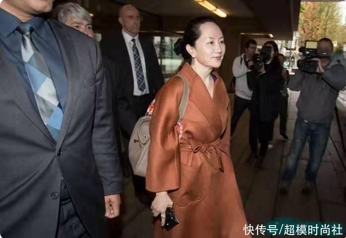 孟晚舟穿黑色大衣低调现身，戴钻石烟火胸针，气场变得自信张扬