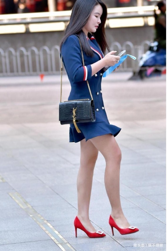 深蓝色 小姐姐上深蓝下火红,冷热风交织,让人上头