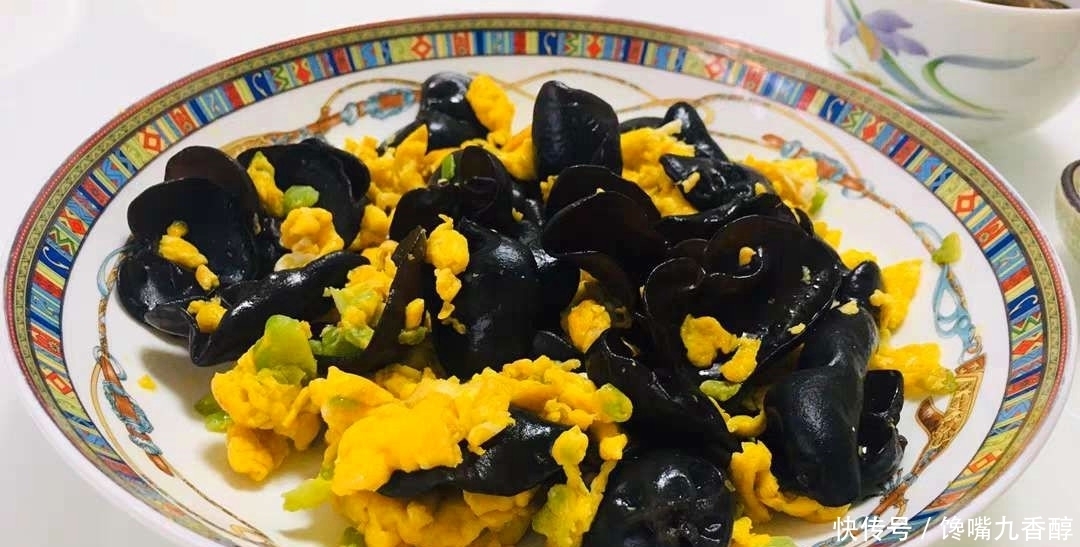 炒木耳时，总是“噼里啪啦”响？牢记4点，木耳不炸锅香脆更好吃