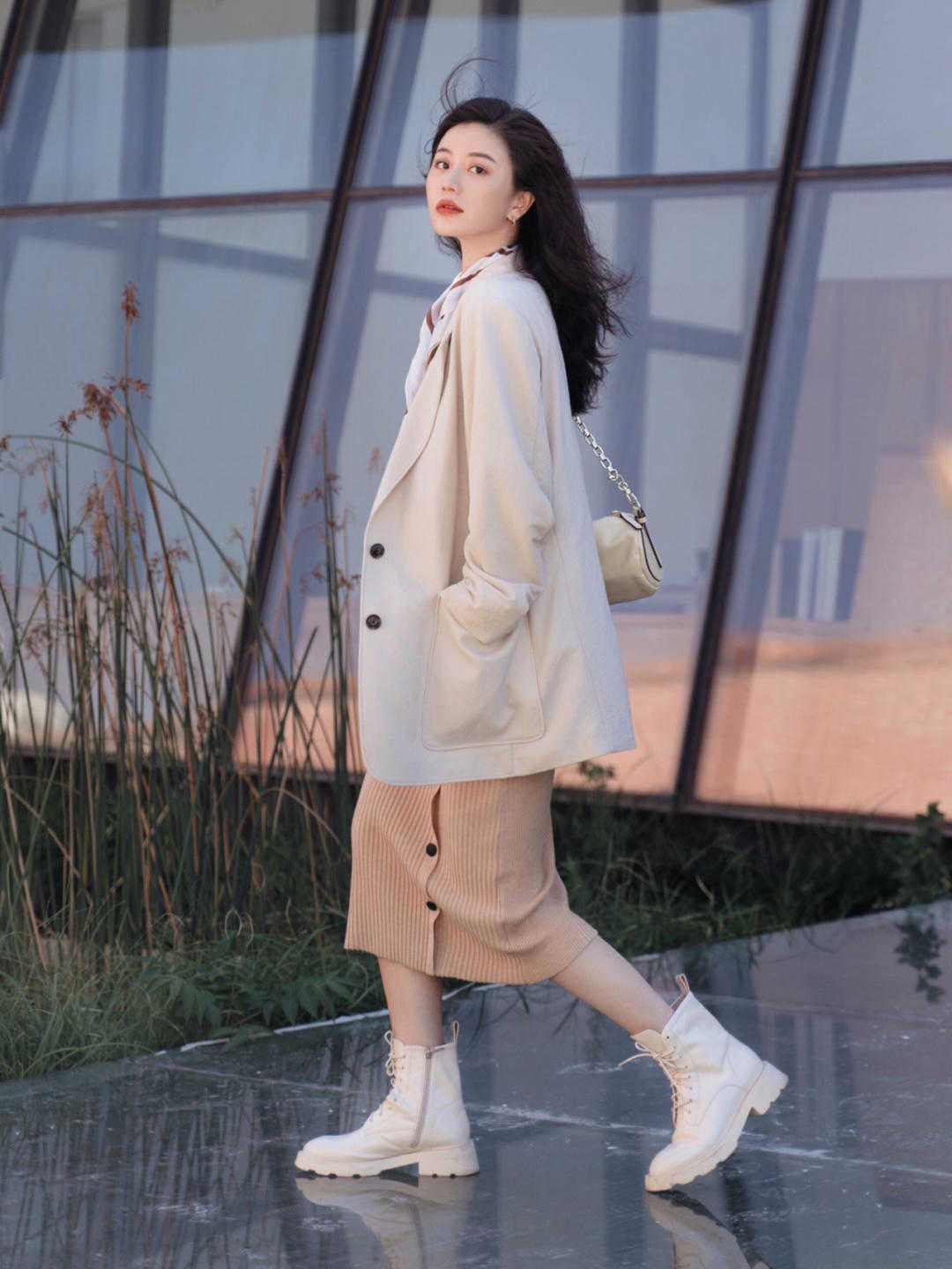 马丁靴 女生秋冬穿风衣时,不管高矮,搭配这些鞋子,照样很高级