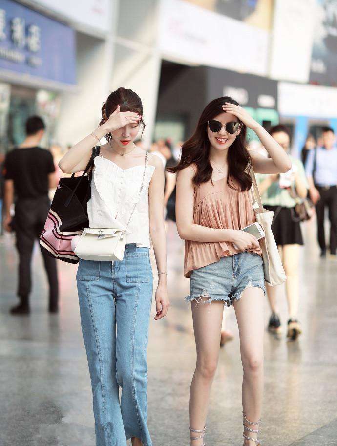 牛仔短裤|时尚靓丽的小姐姐,优雅大方的穿着搭配修身牛仔裤,真是美不胜收