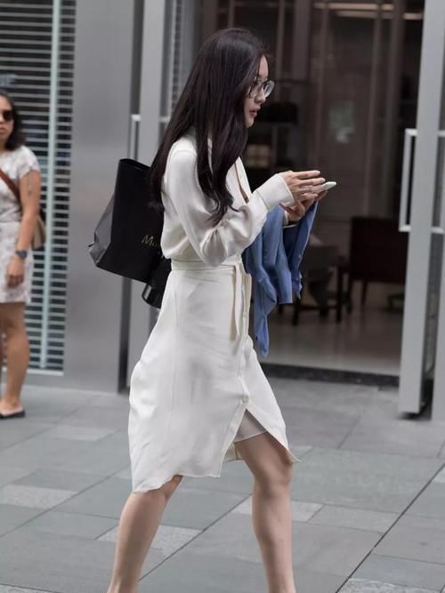 范十足|素白色连衣裙,搭配一款时尚黑包包,戴眼镜小姐姐淑女范十足