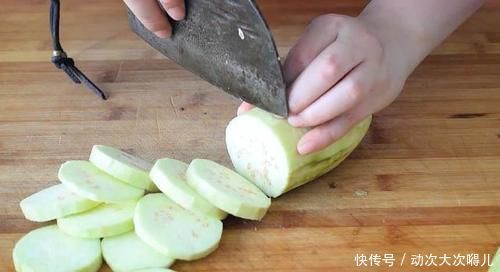 茄子最近火了,不炒不凉拌,简单一做比吃肉香,上桌就抢光