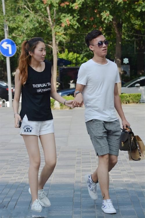  针织开襟衫|路人街拍，小姐姐经典的黑白搭配，尽显清新的气息