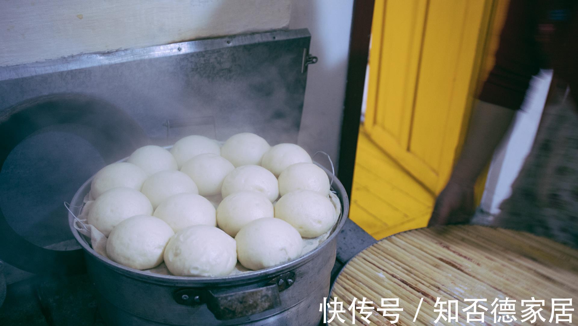 蒸馒头|发面时,只加酵母是“大忌”,多加这2样,蒸出的馒头又白又暄软
