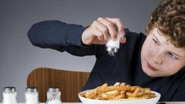 宝妈|孩子啥时候可以开始吃盐？是否越晚越好？儿科医生：家长都做错了